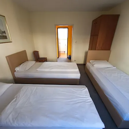 Gasthof Alpha - Frankfurt Station 3*